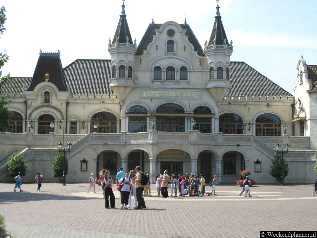 In het  Efteling Theater, vlakbij de ingang, worden musicals uitgevoerd. De musicals vinden buiten de openingstijden van de Efteling plaats. Je hebt dus een apart kaartje nodig om de voorstelling bij te wonen.Tip: Een dagje naar de Efteling.